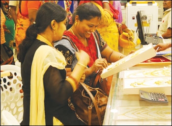 கேள்வி பதில்: என்.ஆர்.இ & என்.ஆர்.ஓ கணக்குகளில் உள்ள பணத்துக்கு வருமான வரி உண்டா? கேள்வி பதில்: என்.ஆர்.இ & என்.ஆர்.ஓ கணக்குகளில் உள்ள பணத்துக்கு வருமான வரி உண்டா?