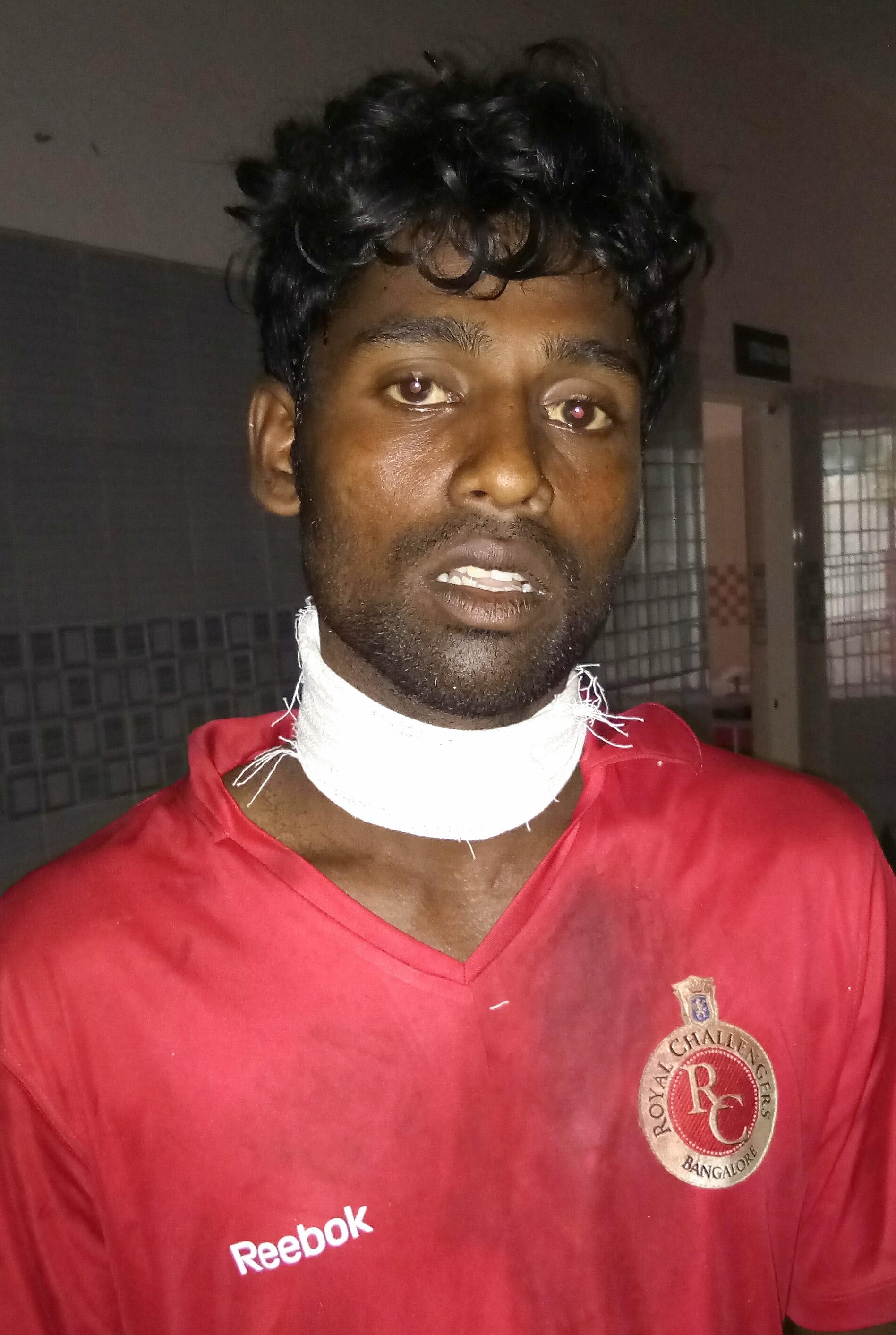 அகதி முகாமில் அனுமதிக்க கோரி உடலை கீறி கொண்ட வாலிபர்