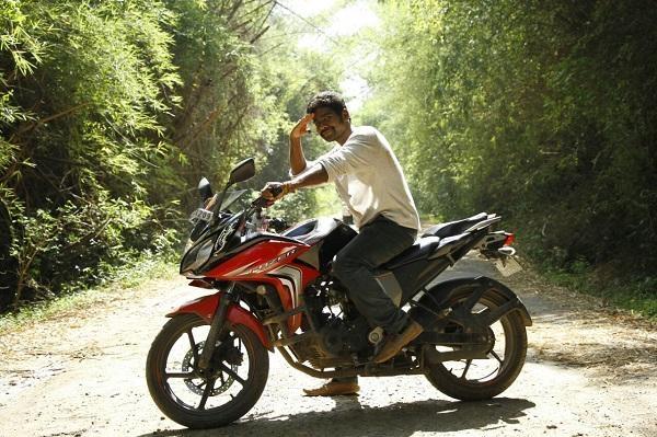 என் ஆளோட செருப்பக் காணோம்