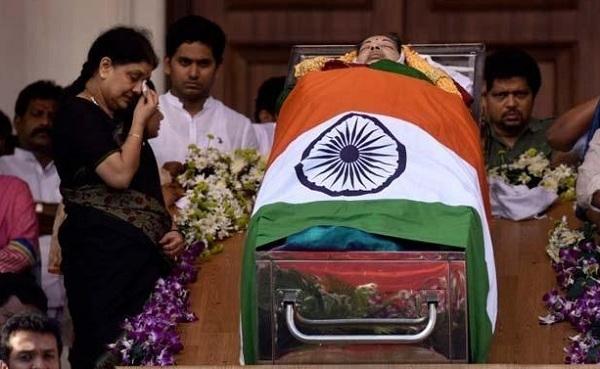 ஜெயலலிதா உடல் அருகே சசிகலா