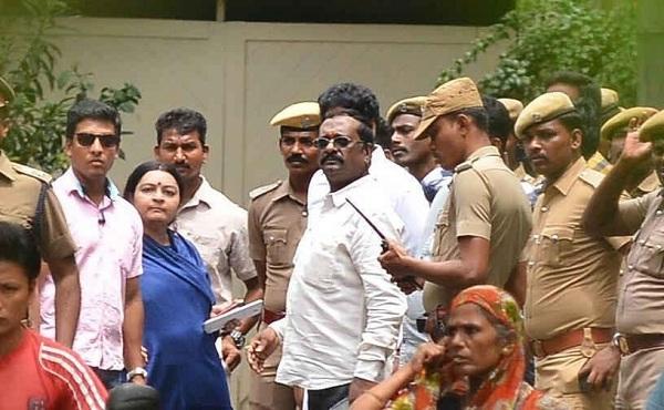 போயஸ் கார்டன் முன்பு ஜெ.தீபா