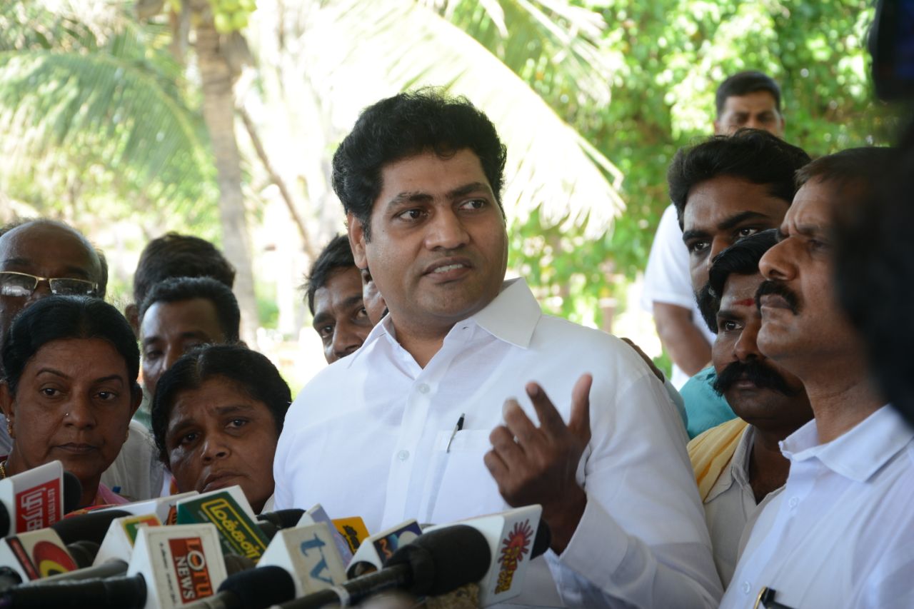 மனு கொடுத்த மாதவன்