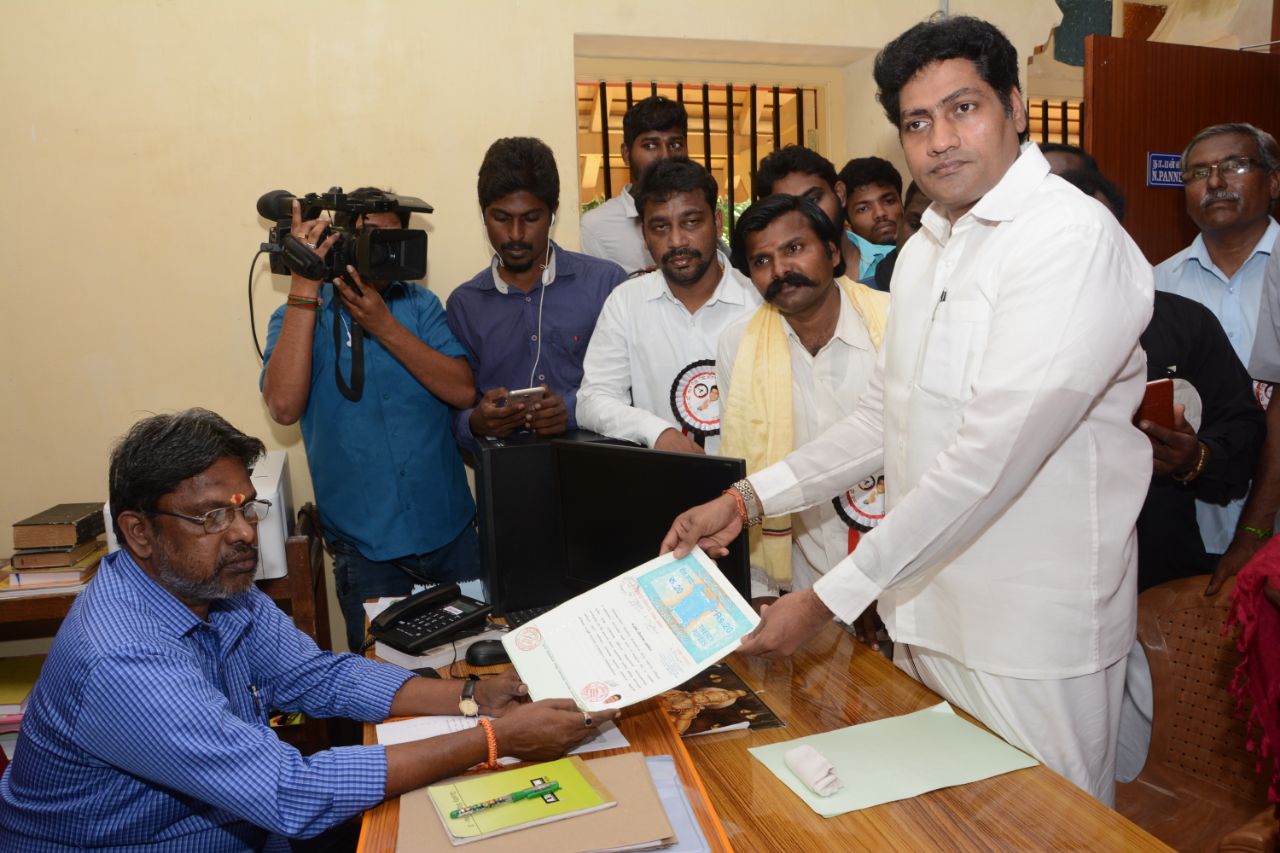 மனு கொடுத்த மாதவன்