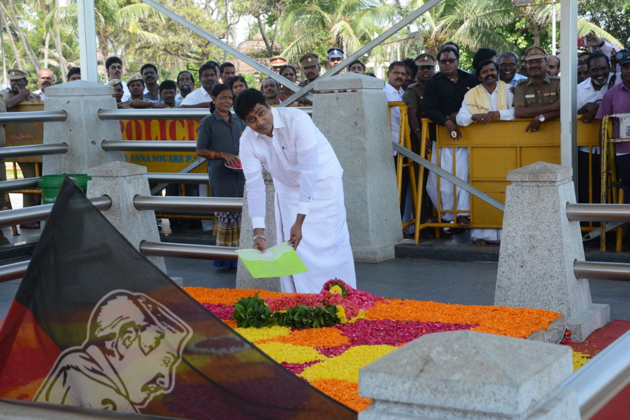 மனு கொடுத்த மாதவன்