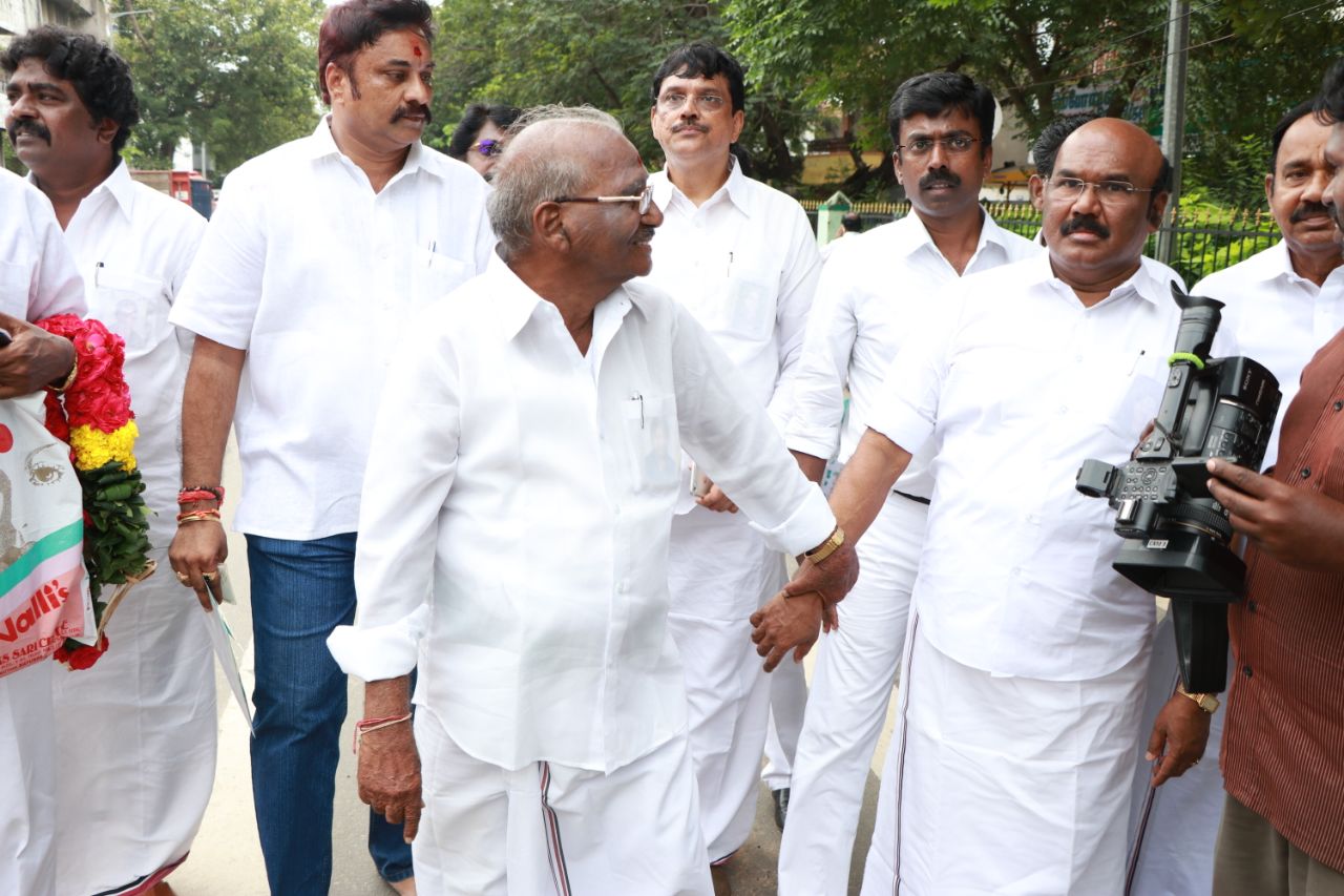 மதுசூதனனுடன் ஜெயக்குமார்