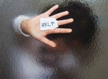 உதவி கேட்கும் சிறுமி