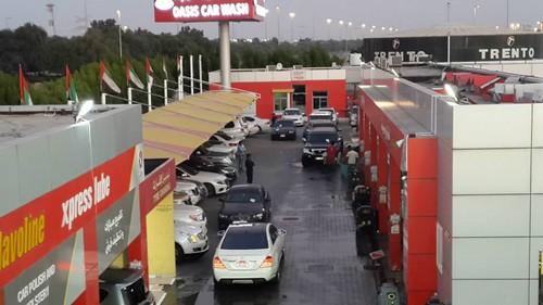 அமிரகத்தில் ஷாஜஹான் நடத்தும் கார் கழுவும் நிறுவனம்