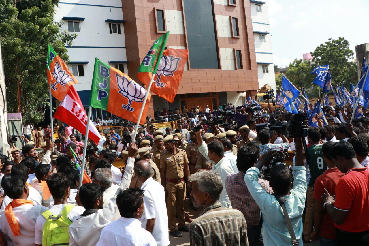 மனுதாக்கல் அலுவலகம் முன்பு...