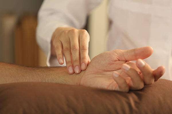 பரிசோதிக்கும் மருத்துவர்