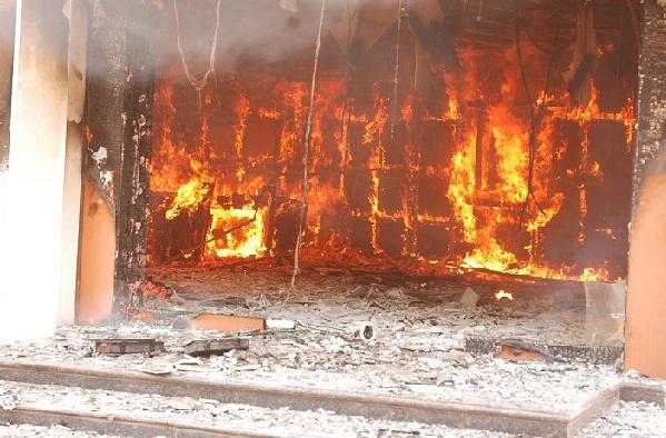 நெருப்பில் எரியும் தினகரன் பத்திரிகை அலுவலக வாயில்