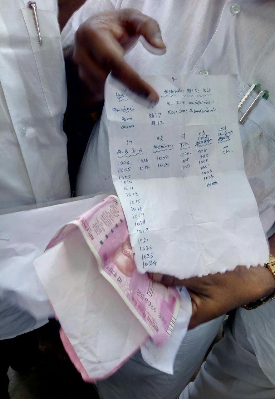 பிடிபட்ட 2000 ரூபாய் நோட்டுகள்