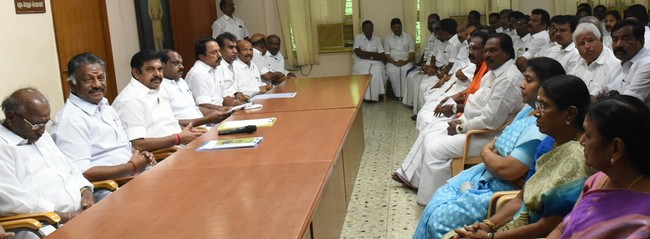 அ.தி.மு.க கூட்டத்தில் ஓ.பன்னீர்செல்வம், எடப்பாடி பழனிசாமி