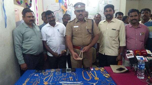 நகைகளை மீட்ட போலீஸ் நகைகளை மீட்ட போலீஸ்