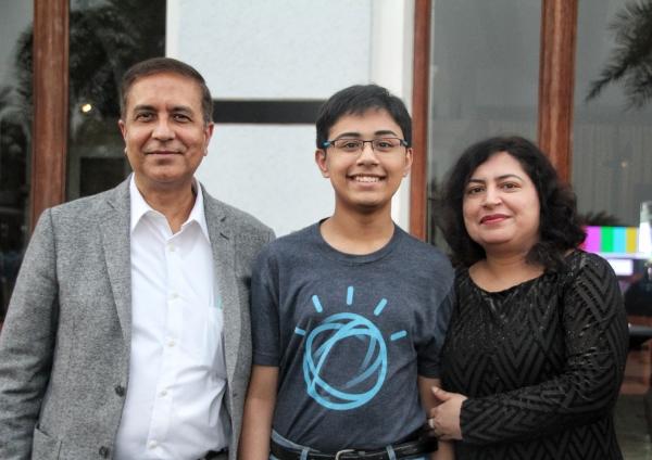 டன்மய் பக்ஷியின் பெற்றோர்கள்