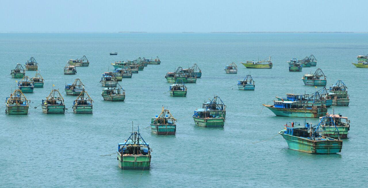 ராமேஸ்வரம் பகுதியில் நிறுத்தி வைக்கப்பட்டுள்ள படகுகள்