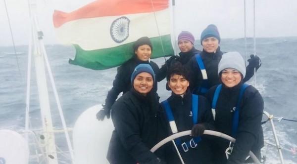 கடற்படை வீராங்கனைகள் தாரிணியில் கடல் பயணம்