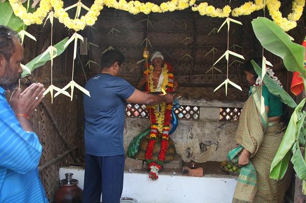 தீபாராதனை காட்டும் சீமான்