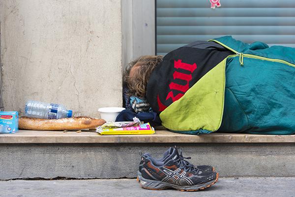 ரோட்டில் உறங்கும் மனிதர்