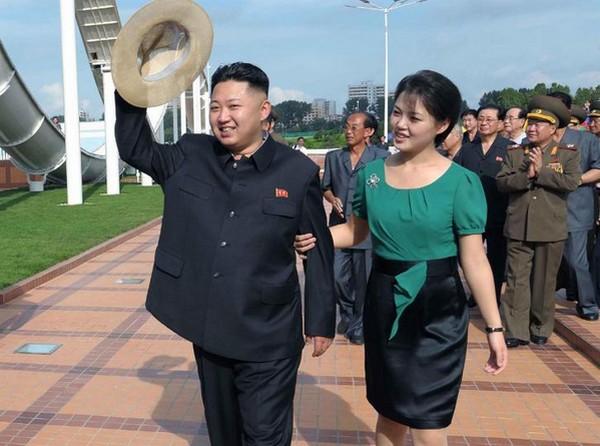 மனைவியுடன் கிம் ஜாங்....