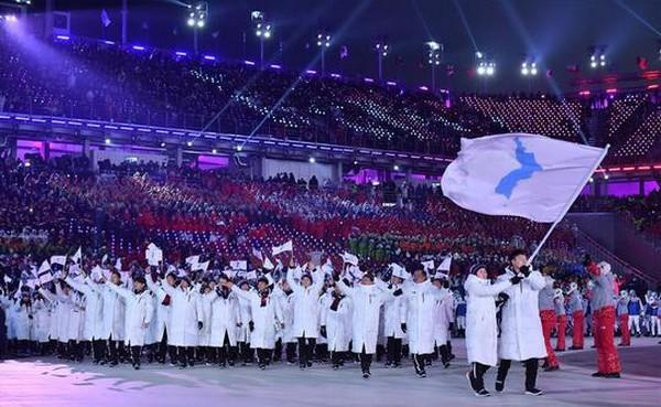 ஒலிம்பிக் மைதானத்தில் ஐக்கிய கொரிய கொடியுடன் வரும் வீரர்கள்...