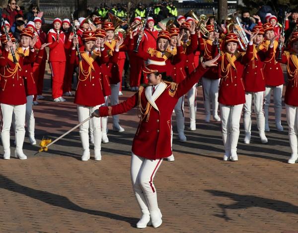 இசைக் கருவிகளை இசைத்து உற்சாகப்படுத்தும் Cheer Leaders குழு