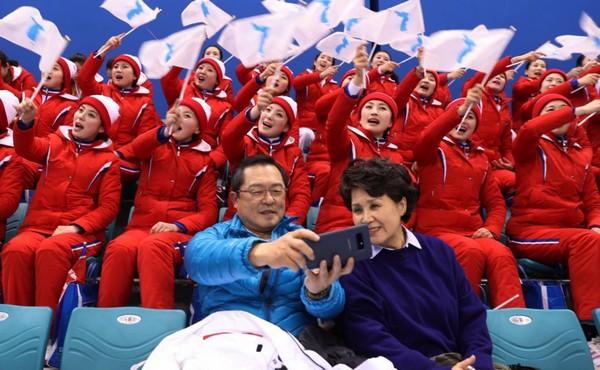 Cheer leaders பெண்களுடம் செல்ஃபி எடுக்கும் தென்கொரிய தம்பதி...