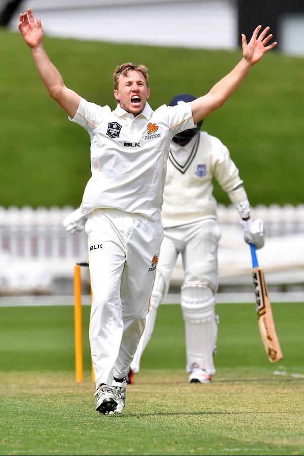 ஹாட்ரிக் விக்கெட் வீழ்த்திய லோகன் வான் பீக்