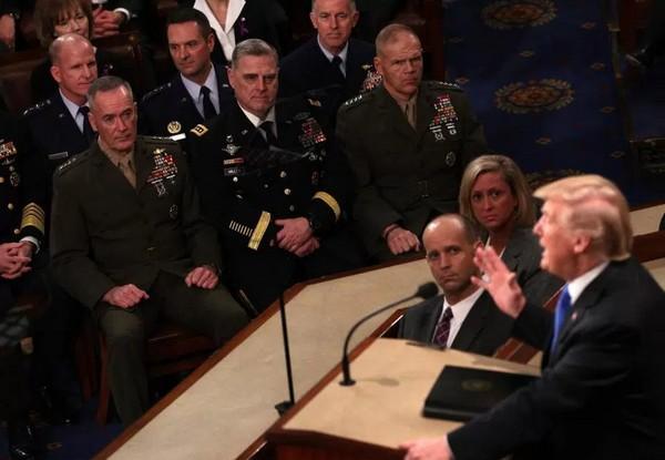 ராணுவ உயரதிகாரிகளுடன்  ஆலோசனை நடத்தும் ட்ரம்ப்...