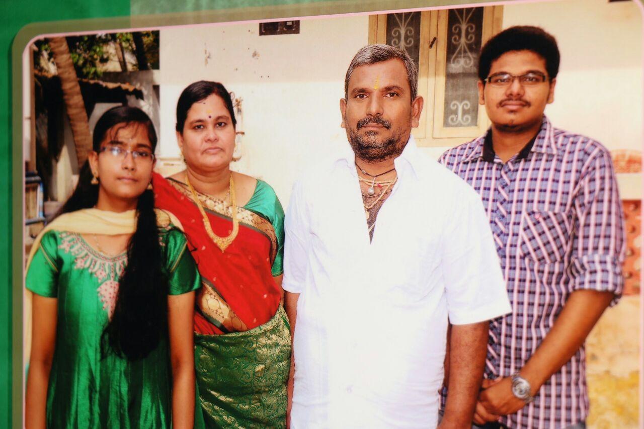 கிருஷ்ண பிரசாத் குடும்பத்தினருடன்
