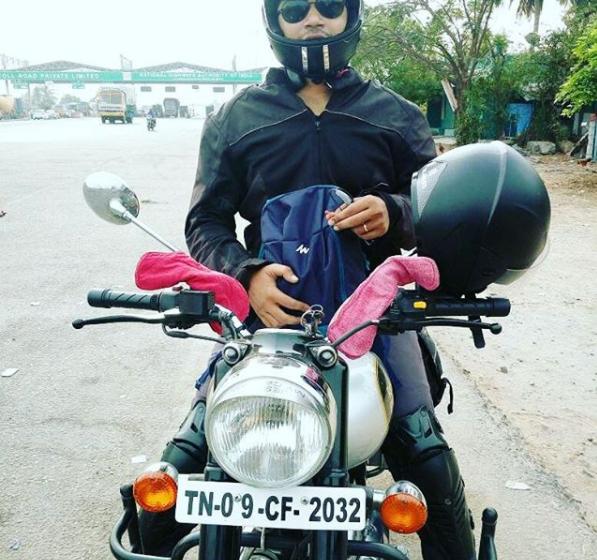 பைக் ஹேண்டிலில் காயவைக்கப்பட்டிருக்கும் துணி நாப்கின்