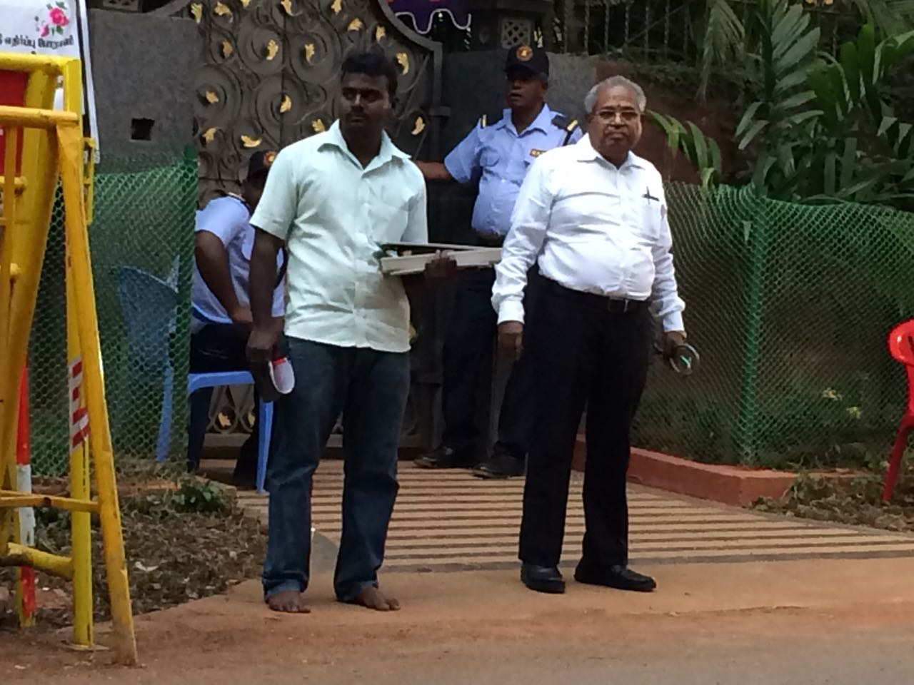 சசிகலா வீட்டிற்குச் சிகிச்சையளிக்க வந்த மருத்துவர்