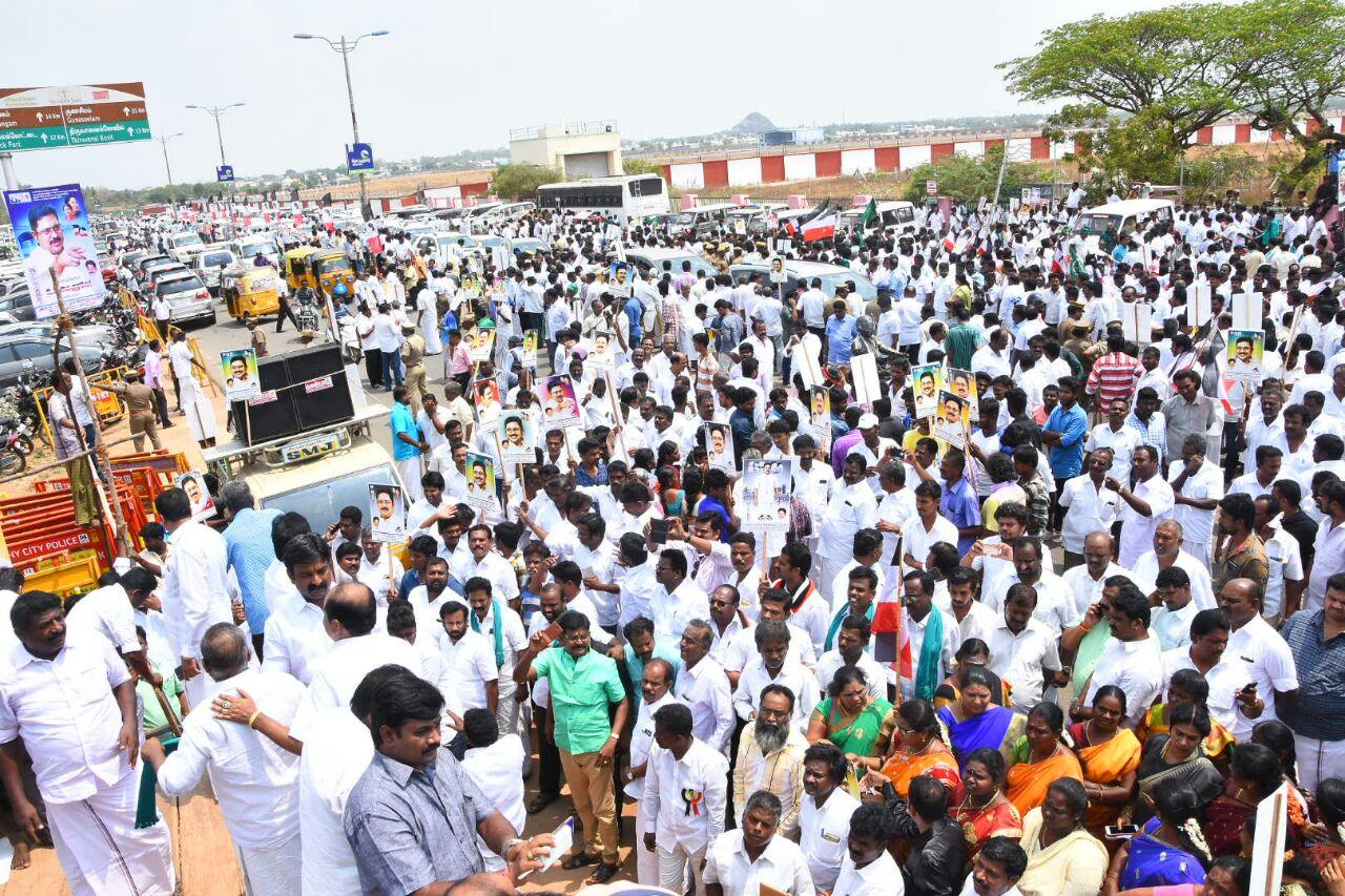 திருச்சி விமான நிலையத்தை முற்றுகையிட்ட தினகரன்! அய்யாக்கண்ணு கைது! திருச்சி விமான நிலையத்தை முற்றுகையிட்ட தினகரன்! அய்யாக்கண்ணு கைது!