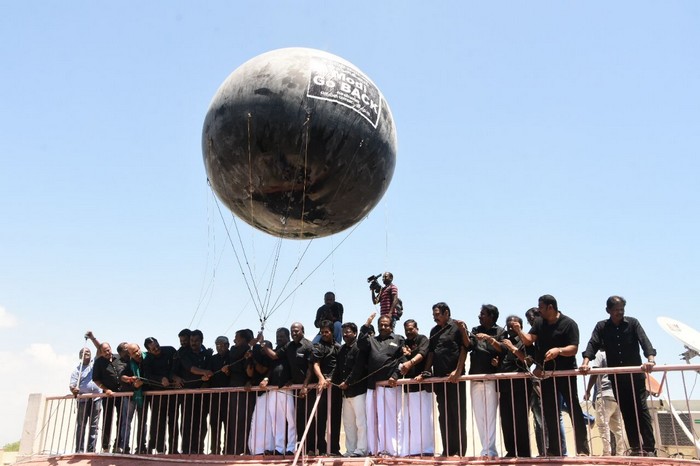 ராட்சத கறுப்பு பலூன்