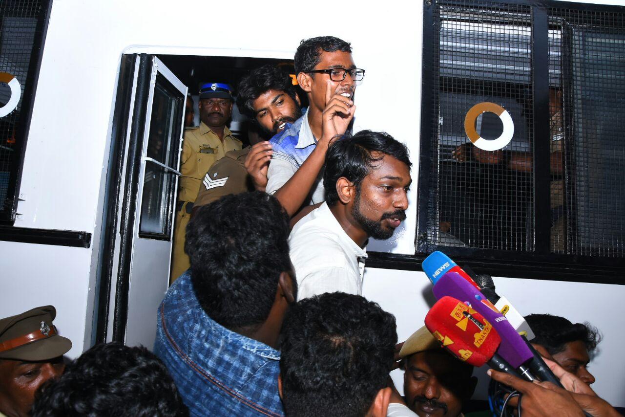 மாணவர்கள்