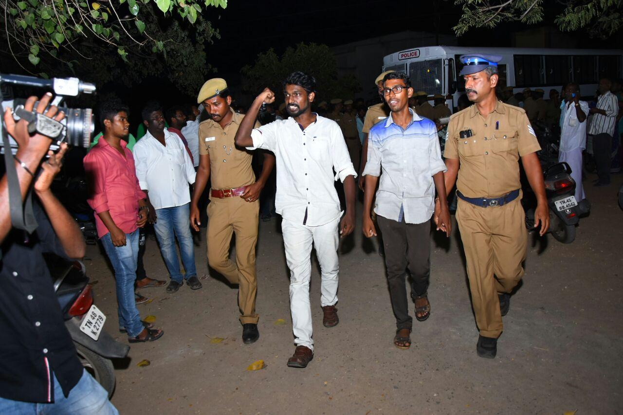 மாணவர்கள்