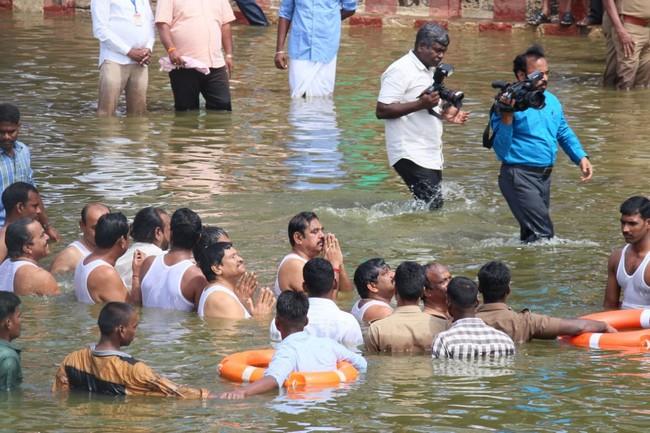 காவிரி மகா புஷ்கர விழாவில் எடப்பாடி பழனிசாமி நீராடியபோது