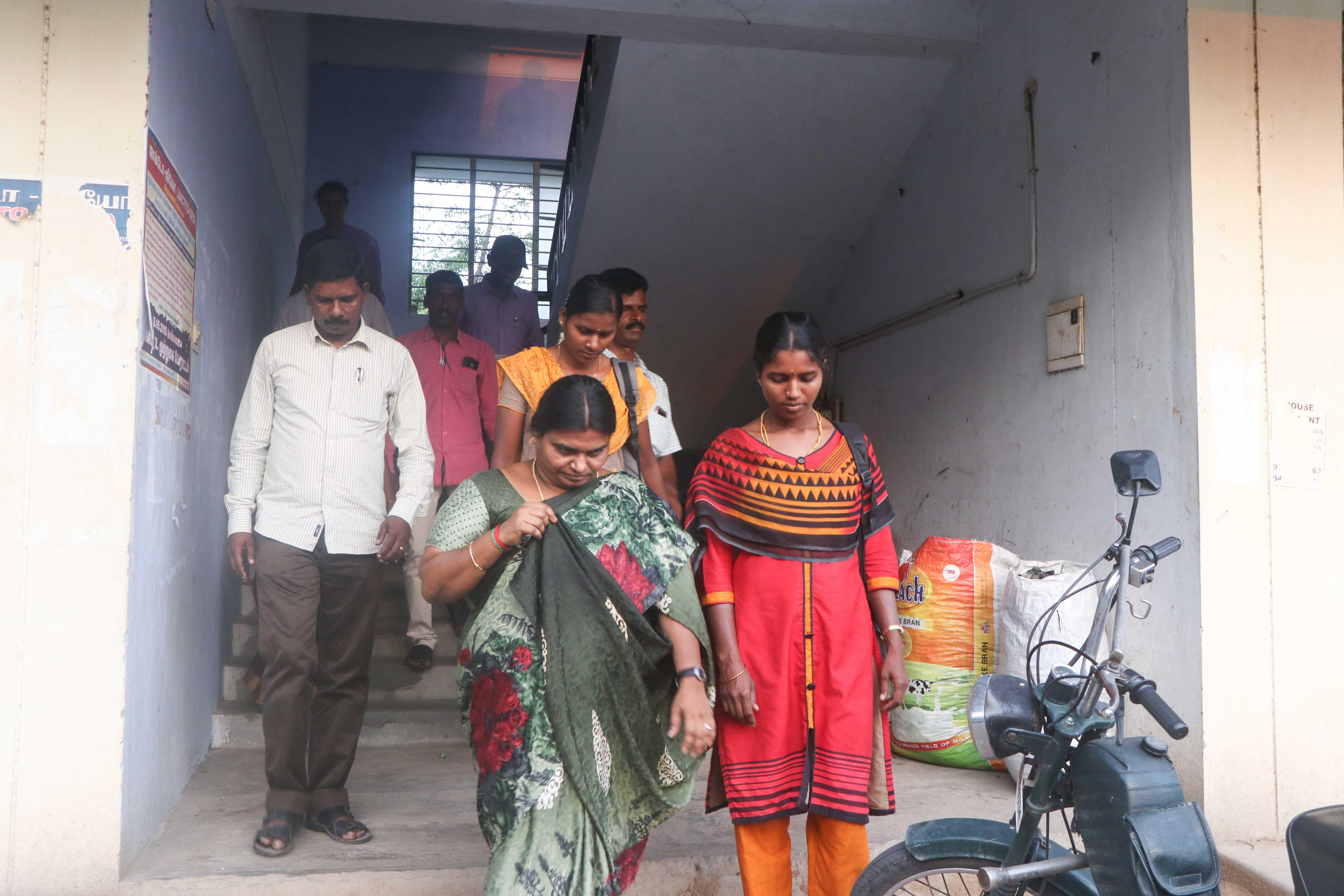 லஞ்சம் பெற்ற பெண் அதிகாரி