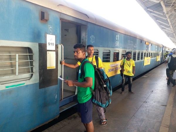 ரசிகர்களுக்காக ரயில்