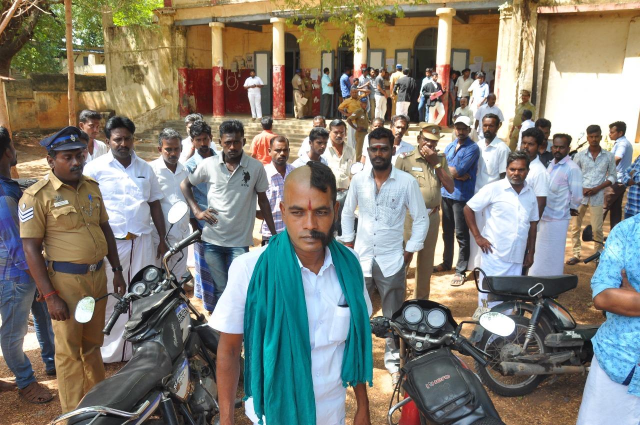 மொட்டைத் தலையுடன் நீதிமன்றத்துக்கு வந்த இளைஞர் மொட்டைத் தலையுடன் நீதிமன்றத்துக்கு வந்த இளைஞர்