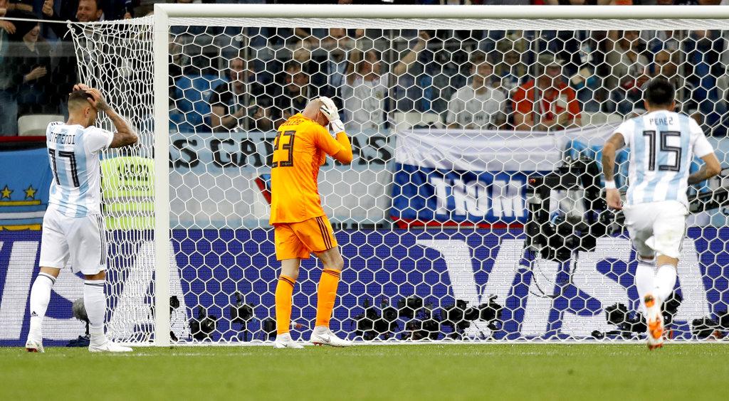 கோல் விட்ட சோகத்தில் அர்ஜென்டினா வீரர்கள்