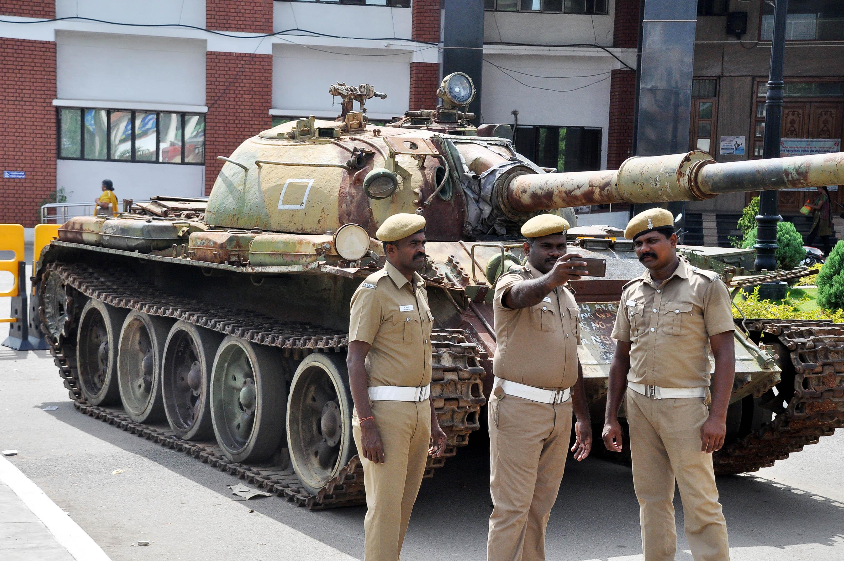 பீரங்கி முன் செல்ஃபி