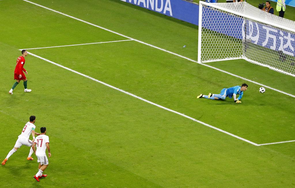 போர்ச்சுகல் வீரர் ரொனால்டோ அடித்த பெனால்டியைத் தடுக்கும் ஈரான் கோல்கீப்பர்