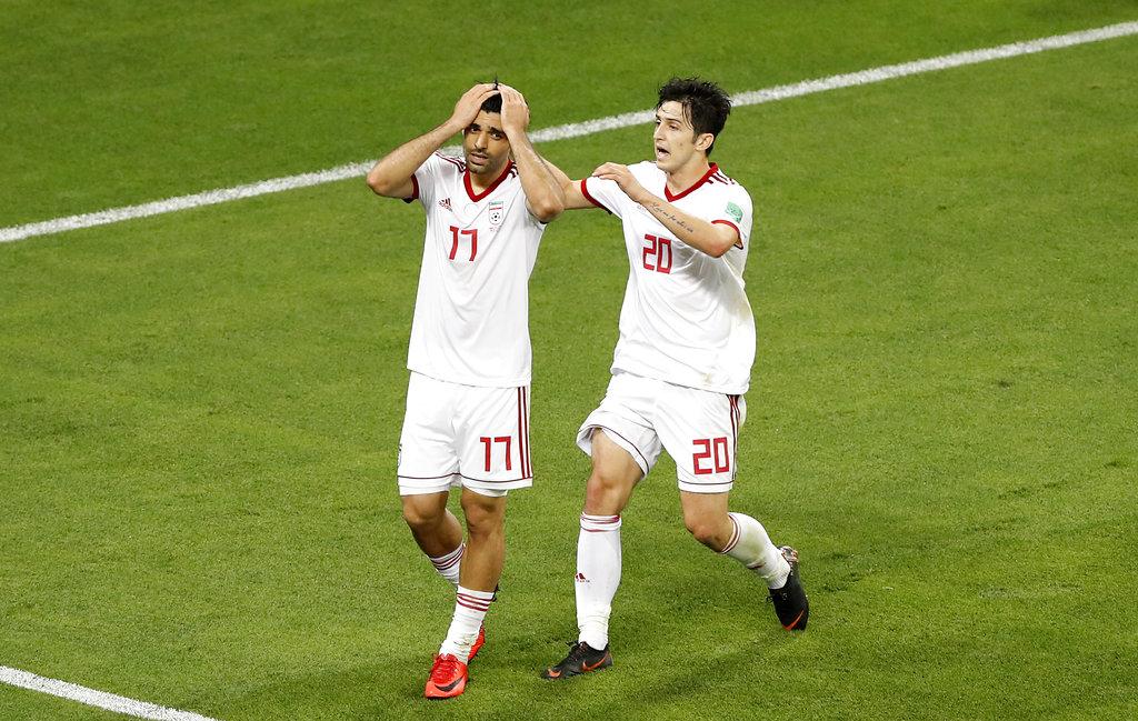 சோகத்தில் ஈரான் வீரர்கள்