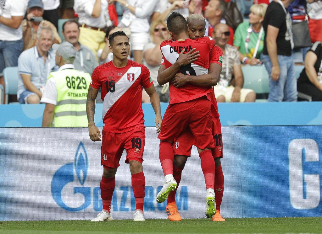 ஆஸ்திரேலியாவுக்கு எதிராக கோல் அடித்த மகிழ்ச்சியில் பெரு வீரர்கள்