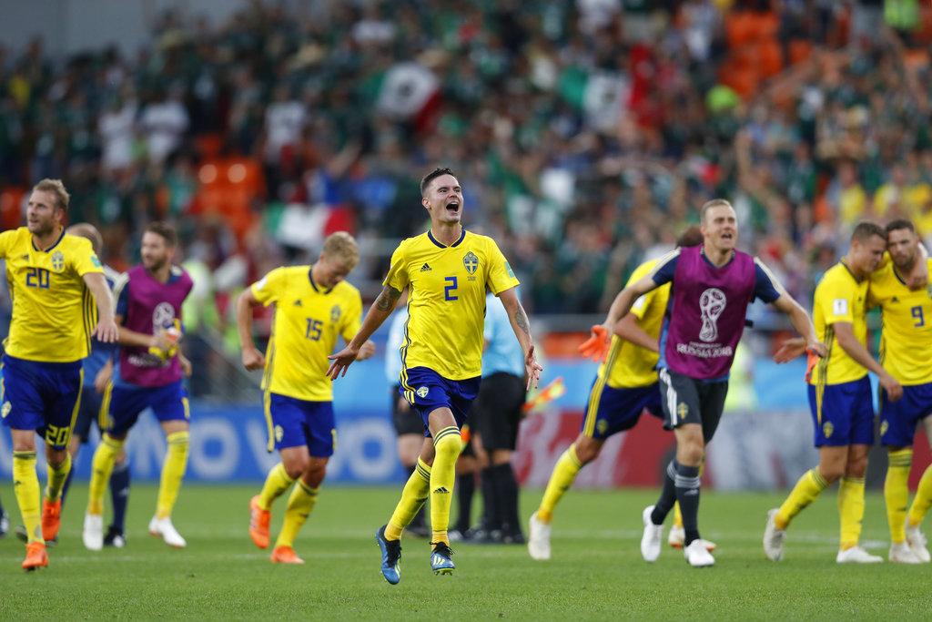 வெற்றிபெற்ற மகிழ்ச்சியில் ஸ்வீடன் வீரர்கள்