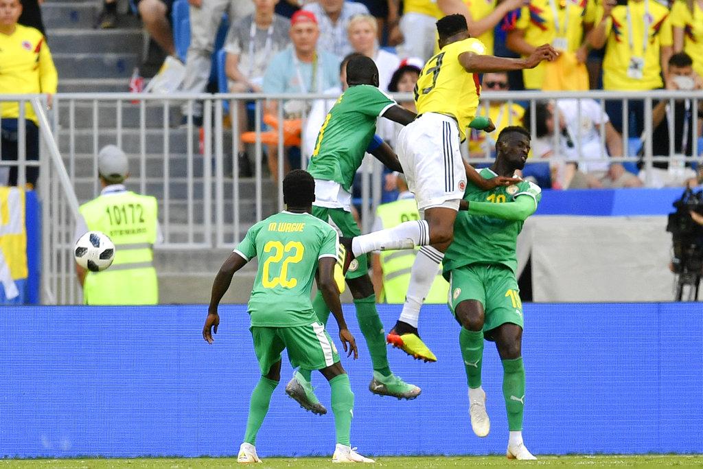 ஹெட்டர் கோல் அடிக்கும் கொலம்பியா வீரர் மினா