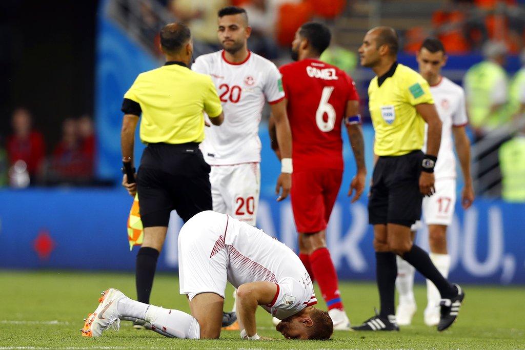 வரலாற்று வெற்றி பெற்ற மகிழ்ச்சியில் துனிசியா வீரர்கள்