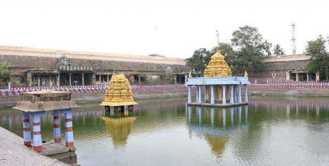காஞ்சி வரதராஜப் பெருமாள் கோயிலின் ஆதி மூர்த்தம் எங்கே இருக்கிறார் தெரியுமா? - அத்தி வரதரின் திருக்கதை!
