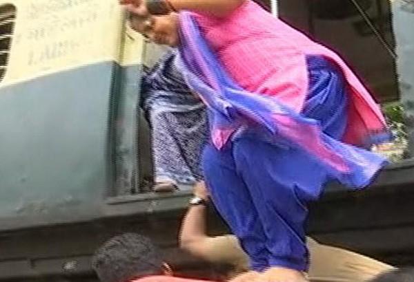 கர்ப்பிணி பெண்ணுக்கு உதவிய போலீஸ்