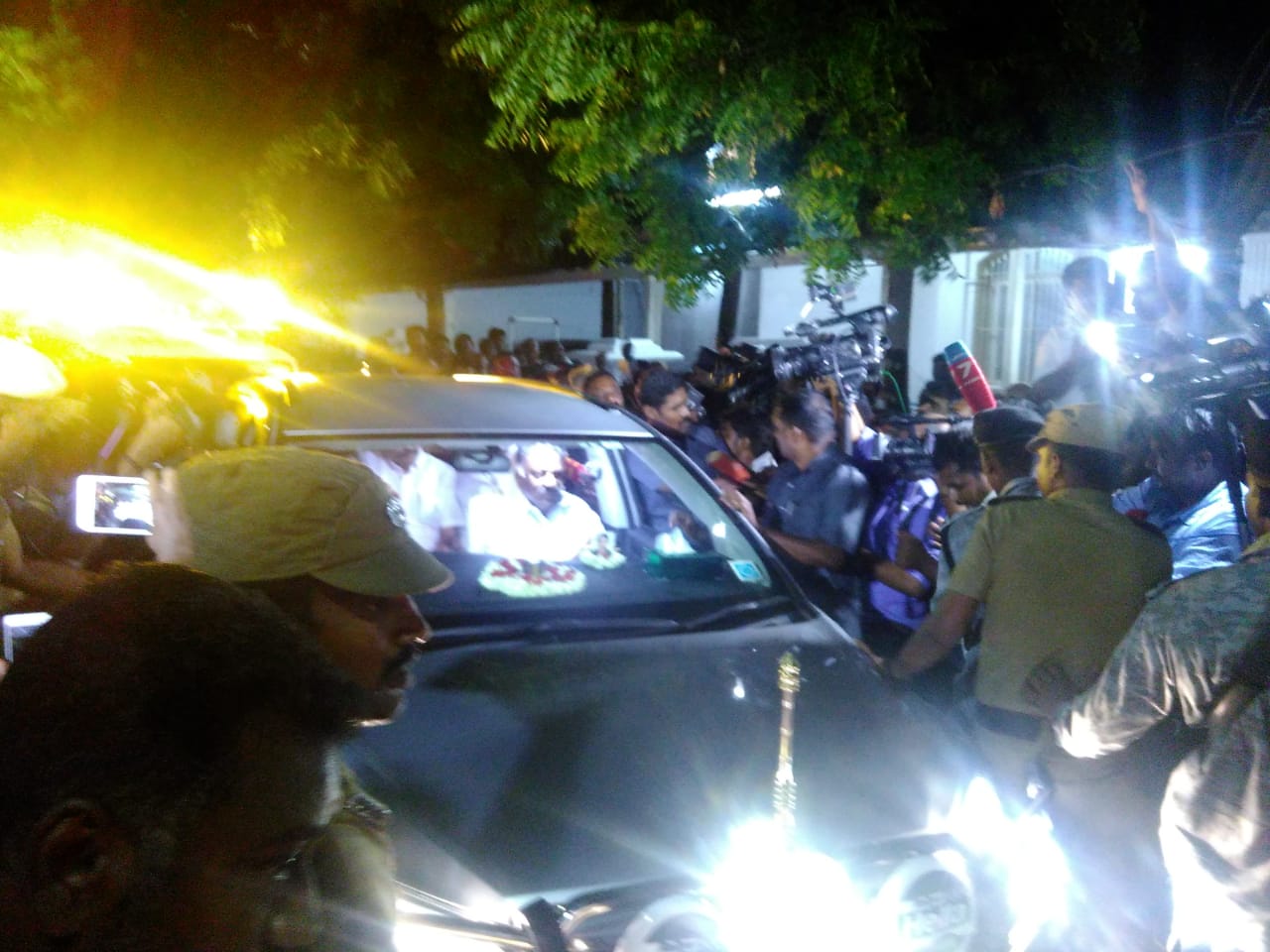 கருணாநிதி இல்லத்தில் அ.தி.மு.க அமைச்சர்கள்